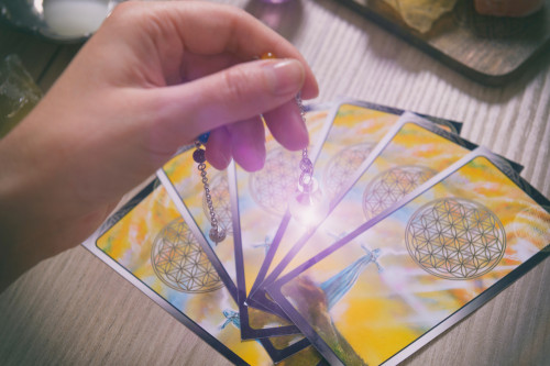 Mit Tarot einen Blick in die Zukunft werfen: Foto: © Monika_Wisniewska / shutterstock / #1806016621