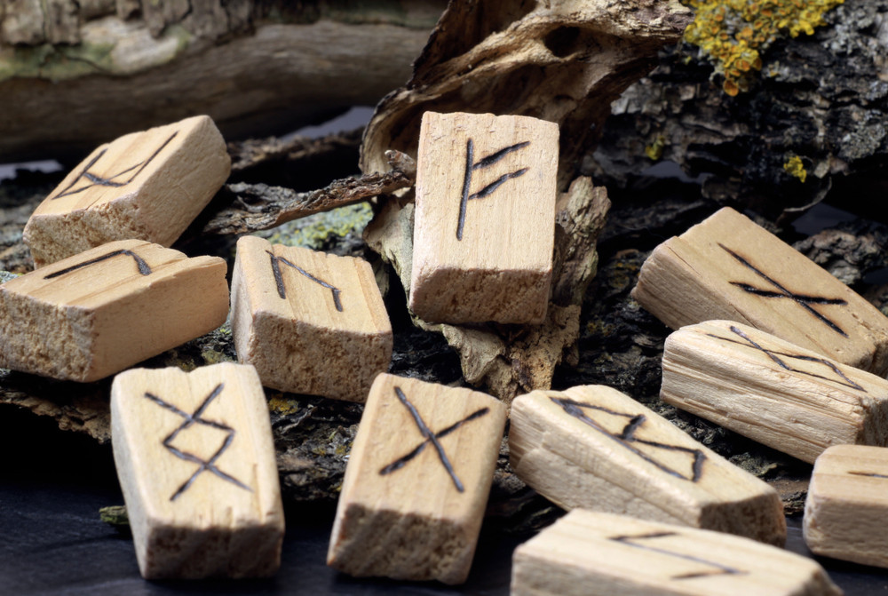 Runen, eine Art der Kommunikation: Foto: © Yuliia Driahina / shutterstock / #1505504318